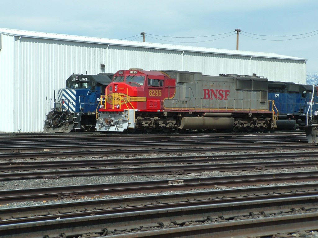 BNSF 8295 SD75I alongside MRL 371 SD45